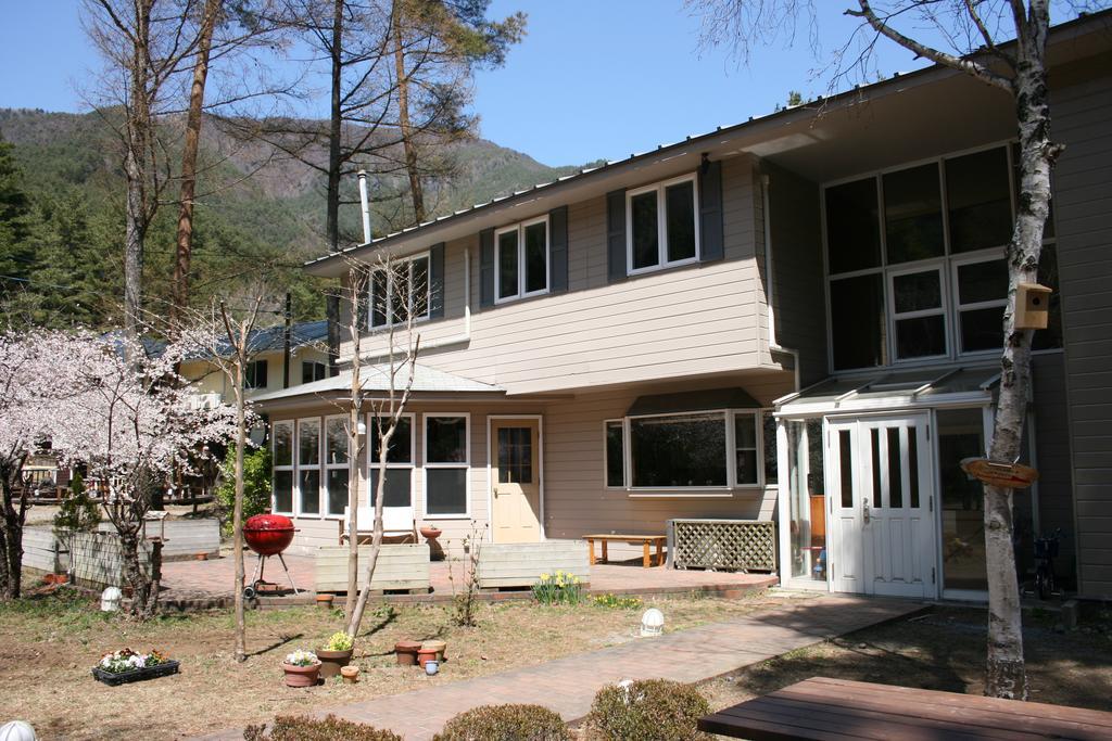 Family Pension Crayon Fujikawaguchiko Εξωτερικό φωτογραφία